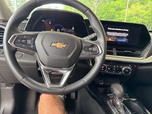 Used 2025 Chevrolet Trax LT w/ LT Convenience Package FWD image 5