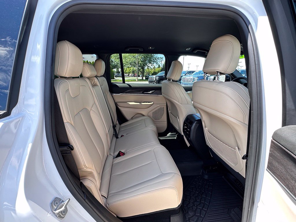 Used 2023 Jeep Grand Cherokee Limited AWD/4WD image 17