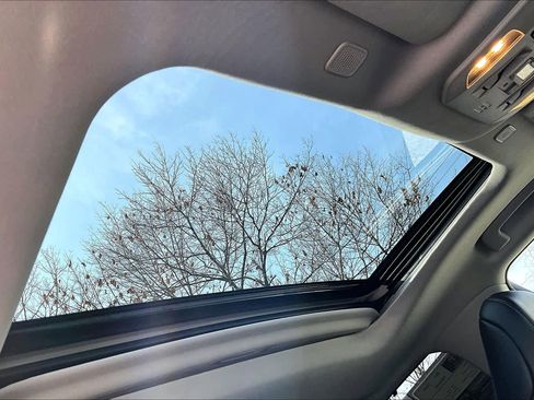 Used 2023 Toyota Highlander Limited image 14