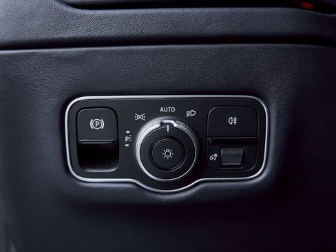 Used 2024 Aston Martin DB12 Coupe image 40