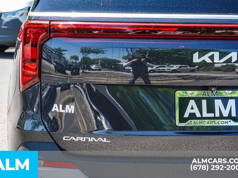Used 2025 Kia Carnival FWD image 12