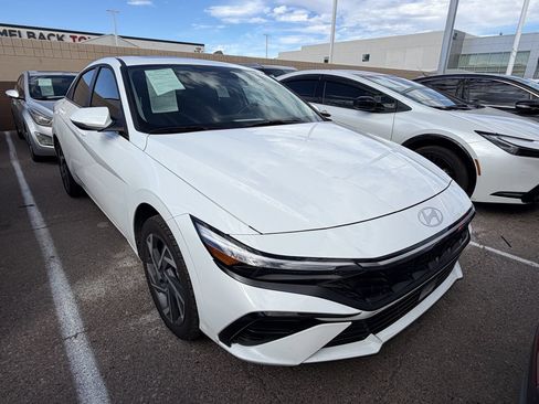 Used 2025 Hyundai Elantra Limited FWD image 2