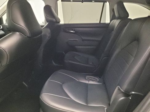 Used 2022 Toyota Highlander XLE image 18