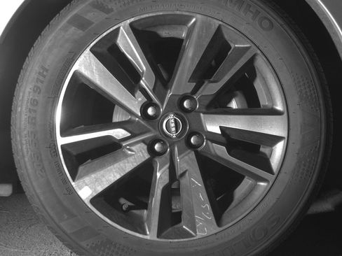 Used 2025 Nissan Versa SV FWD image 13