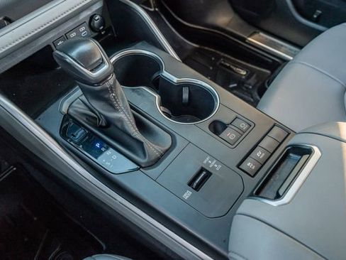 Used 2022 Toyota Highlander XLE image 31