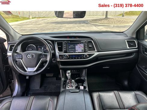 Used 2019 Toyota Highlander SE AWD/4WD image 12
