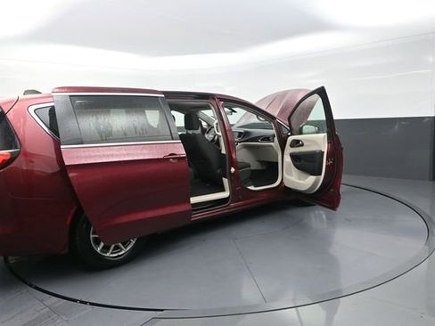 Used 2022 Chrysler Voyager LX FWD image 12