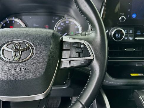 Used 2023 Toyota Highlander XLE image 12