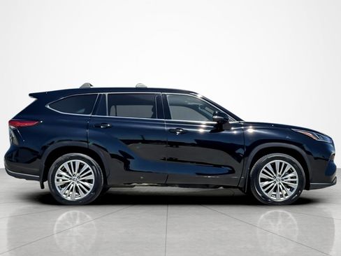Used 2023 Toyota Highlander Platinum FWD image 6