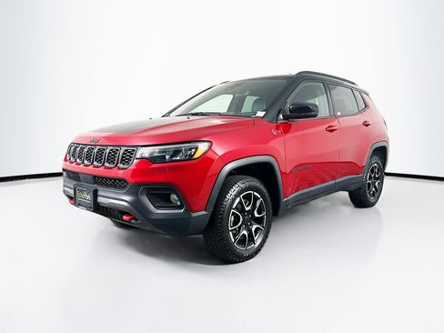 Used 2025 Jeep Compass Trailhawk AWD/4WD image 3