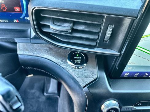 Used 2020 Ford Explorer Platinum w/ Premium Technology Package image 17