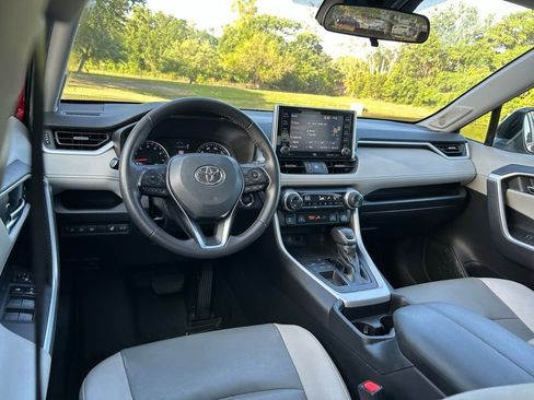 Used 2020 Toyota RAV4 XLE Premium image 12