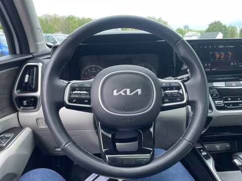 Certified 2022 Kia Sorento S w/ Panoramic Sunroof Package AWD/4WD image 18