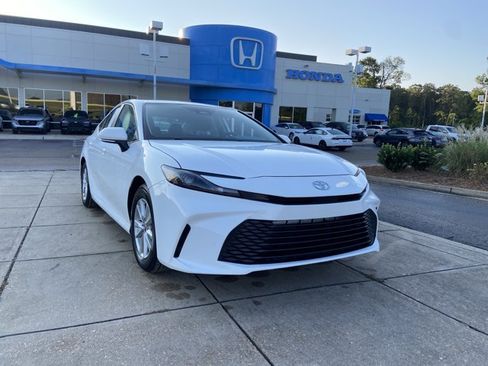Used 2025 Toyota Camry LE FWD image 2