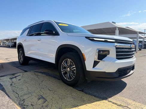 Used 2025 Chevrolet Traverse LT FWD image 3