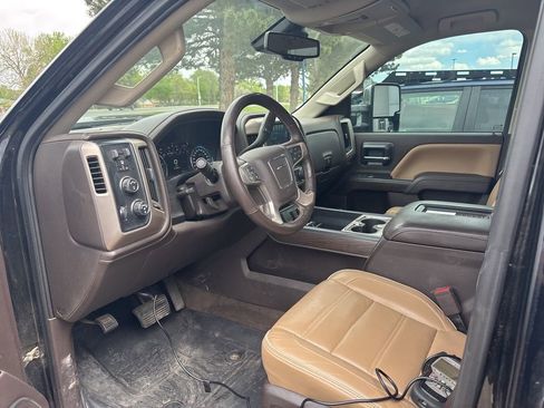 Used 2018 GMC Sierra 2500 Denali w/ Duramax Plus Package AWD/4WD image 9