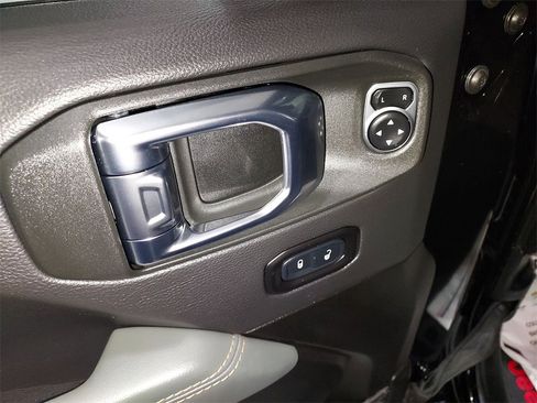 Used 2025 Jeep Gladiator Mojave image 19