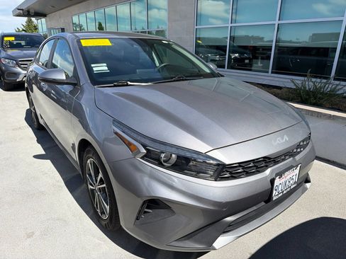 Used 2023 Kia Forte LXS w/ LXS Technology Package FWD image 2