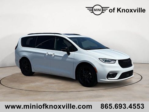 Used 2025 Chrysler Pacifica Limited FWD image 1