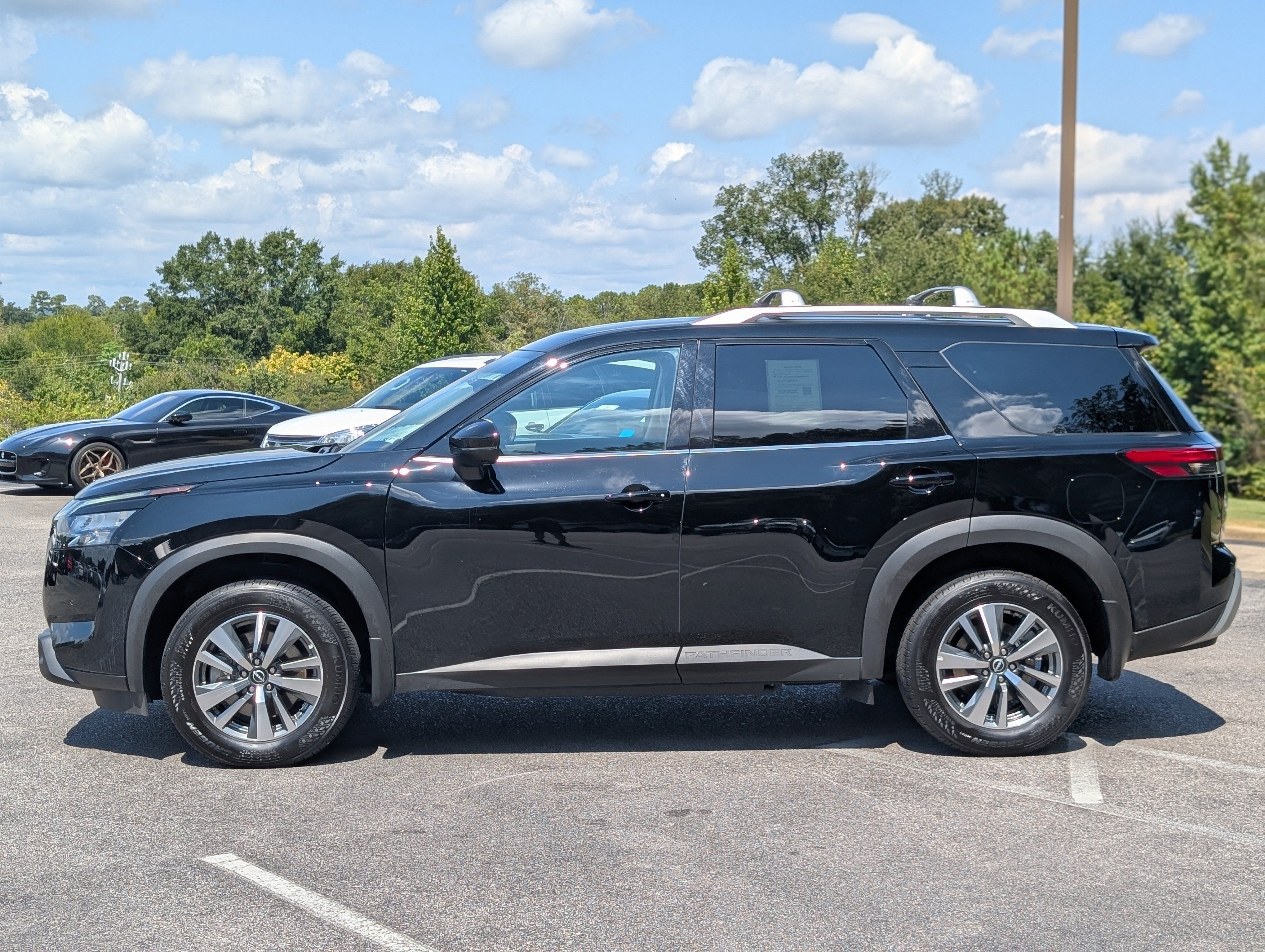 Used 2025 Nissan Pathfinder SL FWD image 6