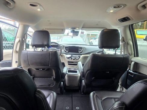 Used 2024 Chrysler Pacifica Touring-L image 20