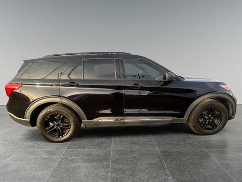 Used 2020 Ford Explorer XLT image 2