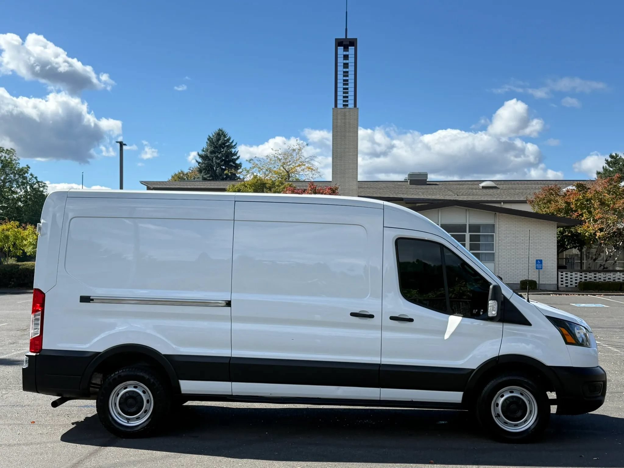 Used 2022 Ford Transit 250 Medium Roof RWD image 7