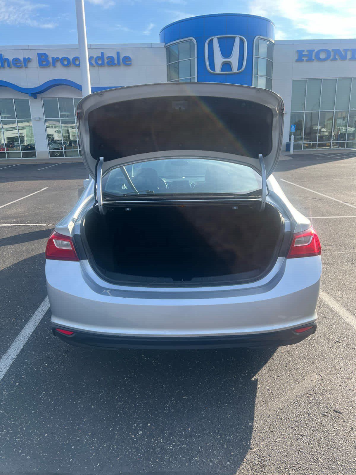 Used 2017 Chevrolet Malibu LT FWD image 4