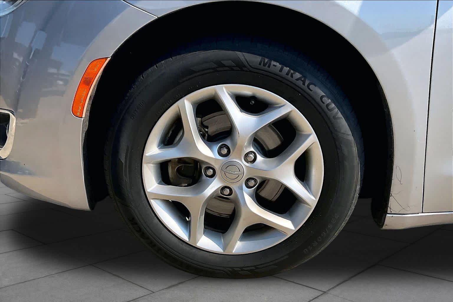 Used 2019 Chrysler Pacifica Touring Plus w/ Tire & Wheel Group FWD image 10