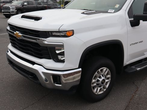 Used 2025 Chevrolet Silverado 2500 LT w/ Convenience Package AWD/4WD image 6