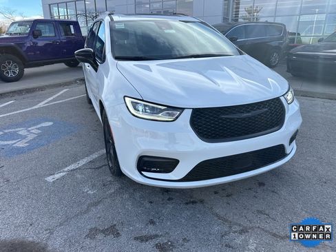 Used 2025 Chrysler Pacifica Limited image 8