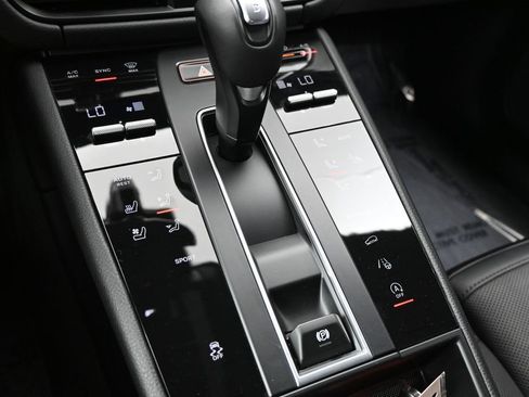 Certified 2025 Porsche Macan AWD/4WD image 15