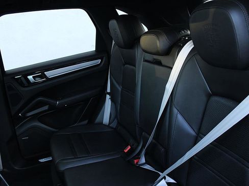 Used 2022 Porsche Cayenne Platinum Edition image 17