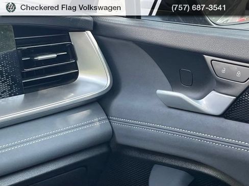 Used 2025 Volkswagen Tiguan SE FWD image 41