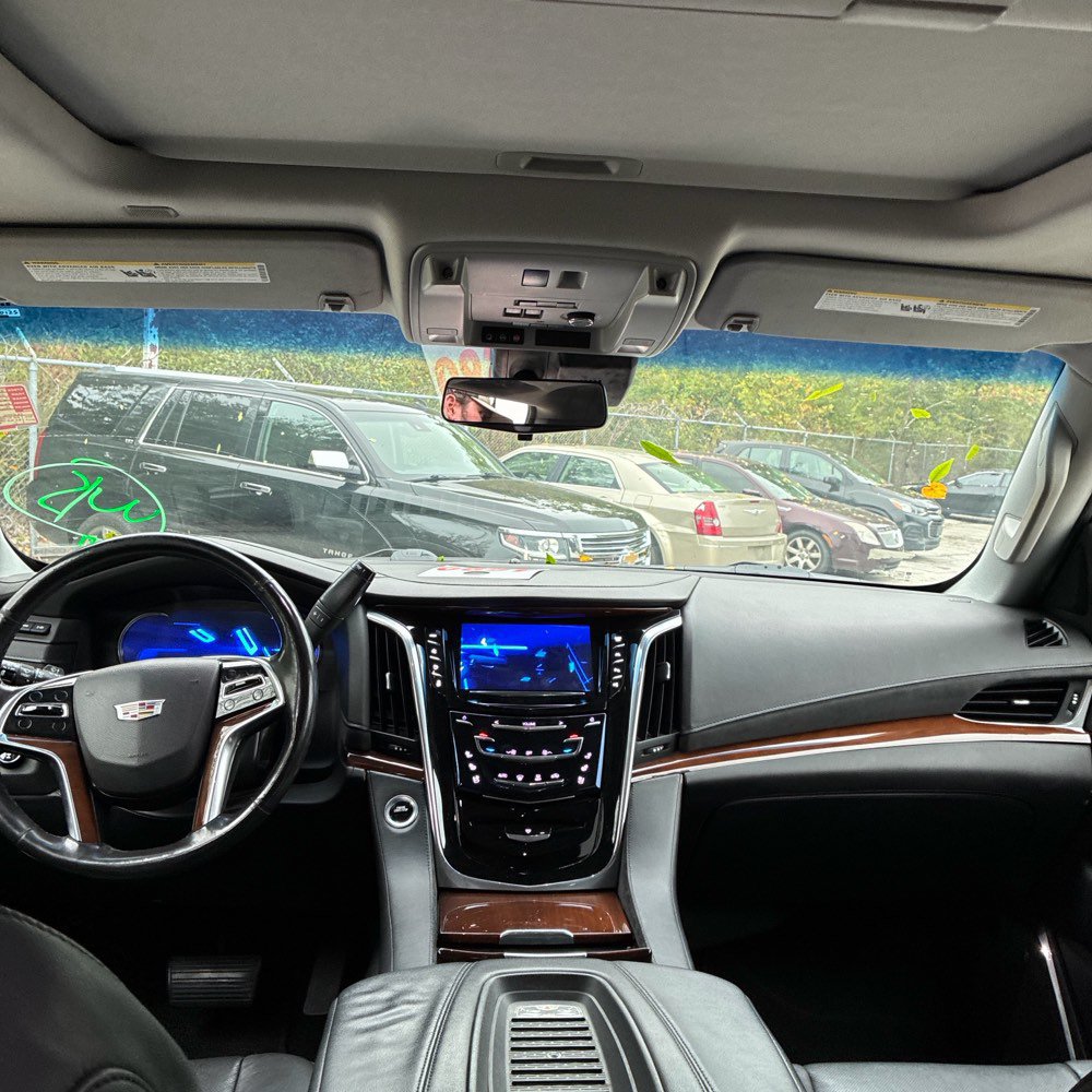 Used 2018 Cadillac Escalade ESV Luxury AWD/4WD image 3