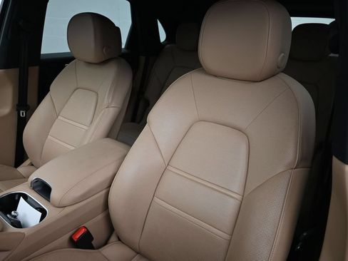 Certified 2023 Porsche Cayenne AWD/4WD image 5
