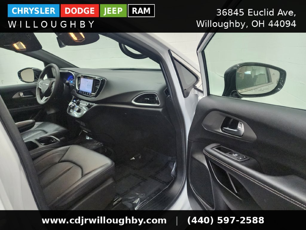 Used 2025 Chrysler Pacifica Select FWD image 35