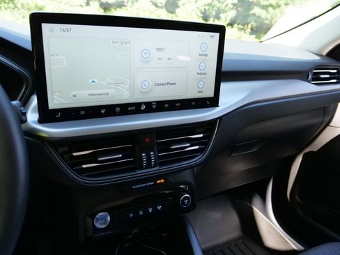 Used 2024 Ford Escape SE image 11