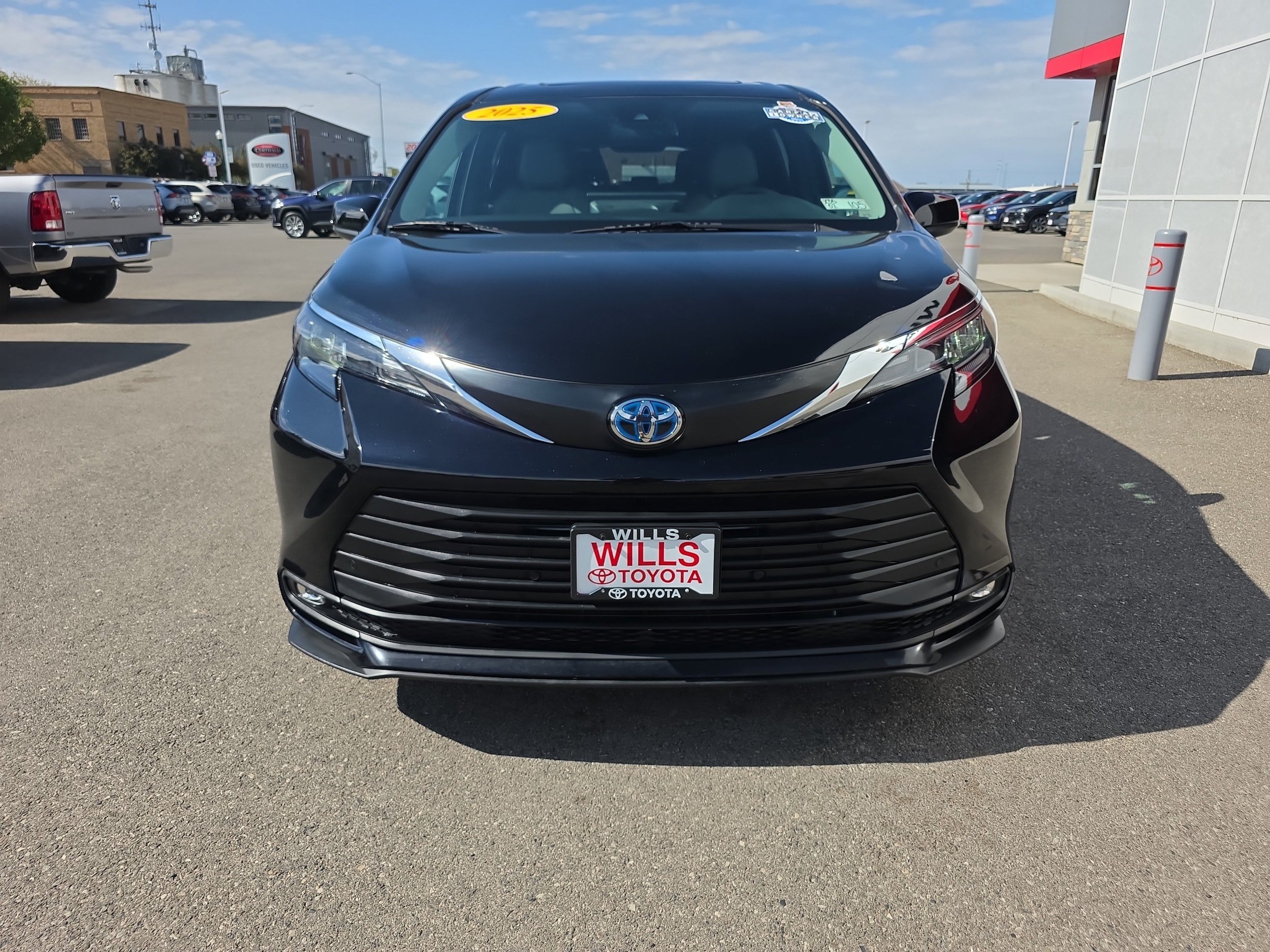 Used 2025 Toyota Sienna XLE FWD image 5
