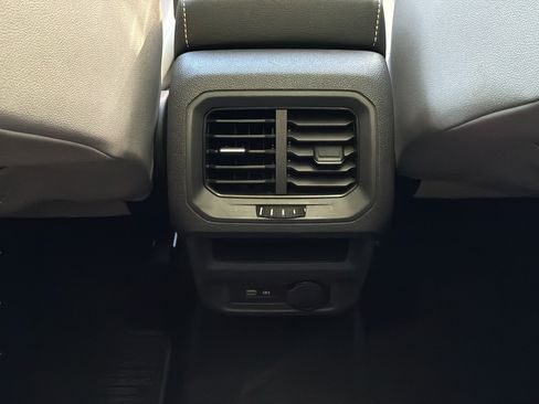 Used 2021 Volkswagen Tiguan SE w/ Panoramic Sunroof Package FWD image 17