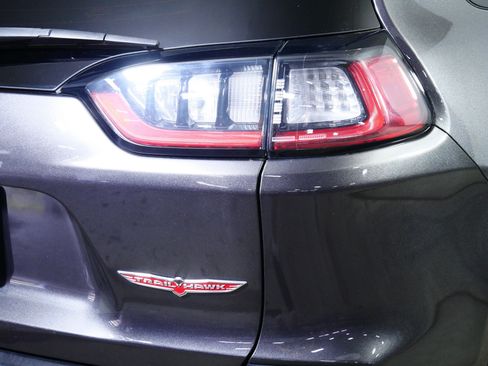 Used 2019 Jeep Cherokee Trailhawk AWD/4WD image 17