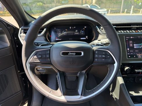 Used 2025 Jeep Grand Cherokee Altitude AWD/4WD image 16
