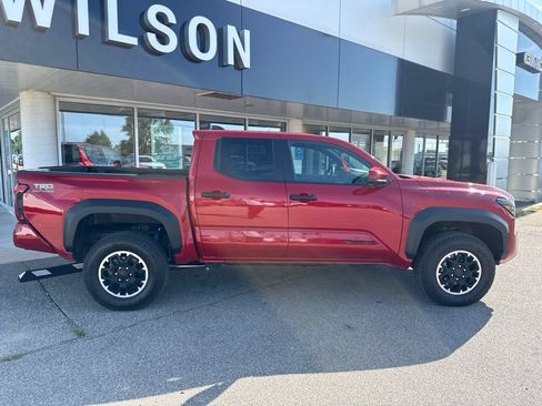 Used 2025 Toyota Tacoma TRD Off-Road AWD/4WD image 5