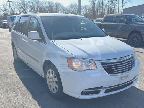 Used 2015 Chrysler Town & Country Touring image 2