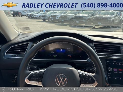 Used 2024 Volkswagen Tiguan SE w/ Panoramic Sunroof Package AWD/4WD image 11