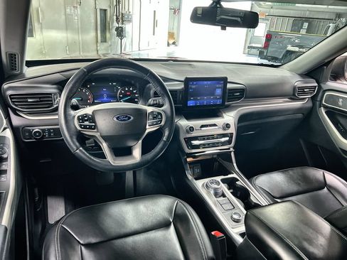 Certified 2022 Ford Explorer XLT w/ Equipment Group 202A AWD/4WD image 19