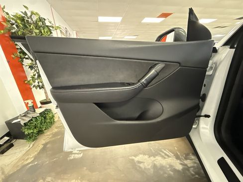 Used 2021 Tesla Model Y Long Range image 7