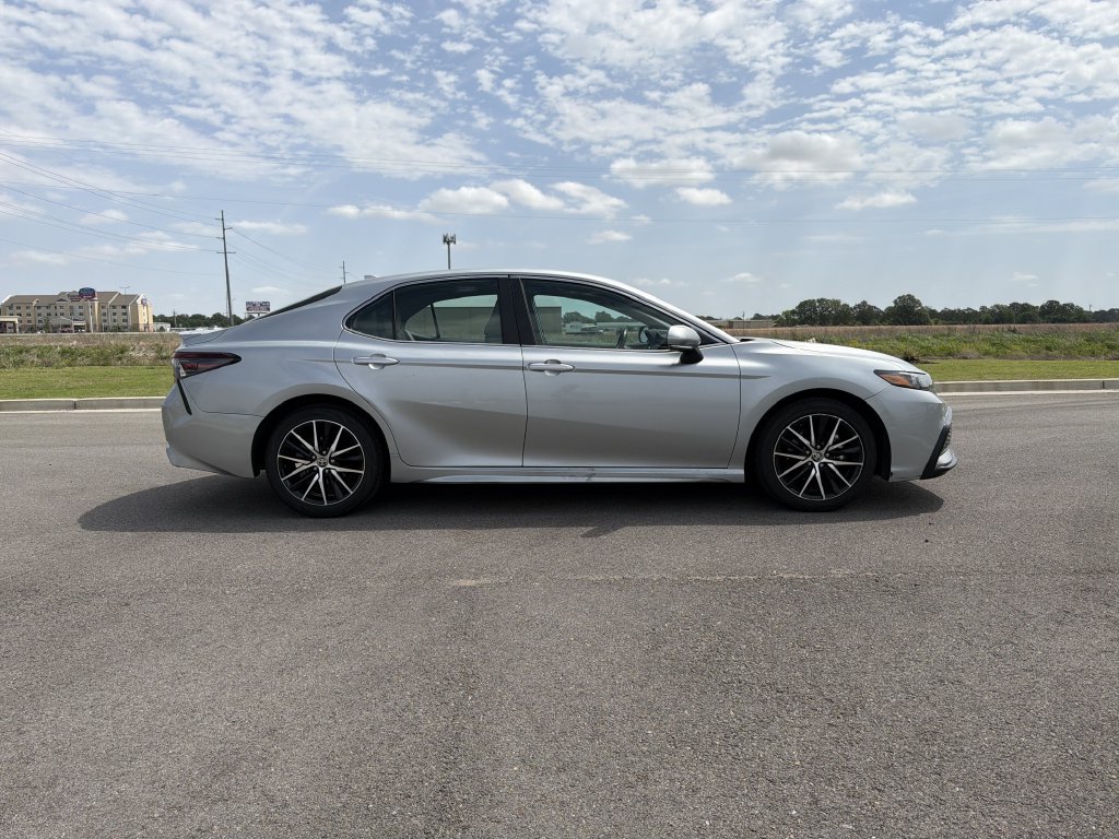 Used 2023 Toyota Camry SE FWD image 5