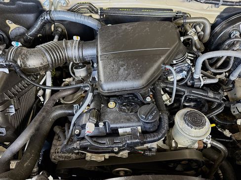 Used 2020 Toyota Tacoma SR w/ SX Package image 38