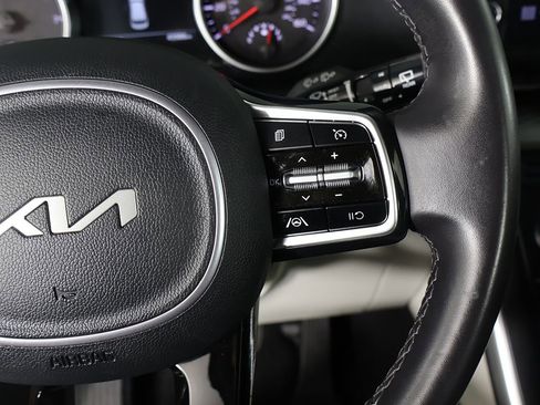 Used 2024 Kia Carnival LX image 31